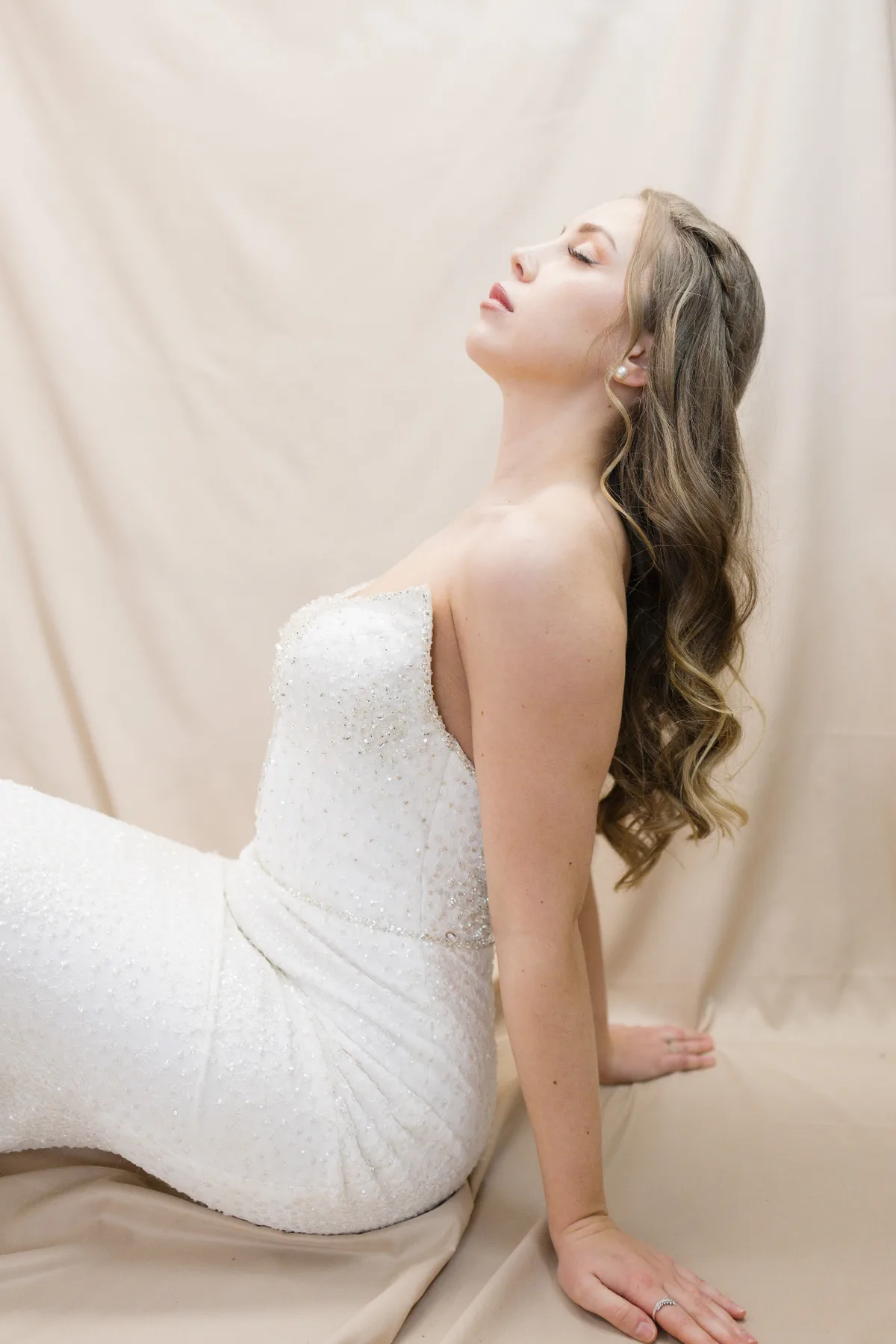 Braut mit langen Wellen in einem hellen Editorial-Setting