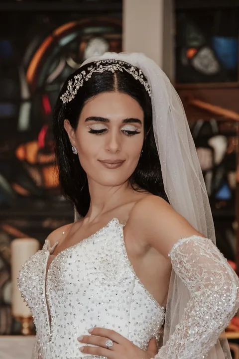 Braut mit natürlichem Make-up und Haarschmuck am Hochzeitstag
