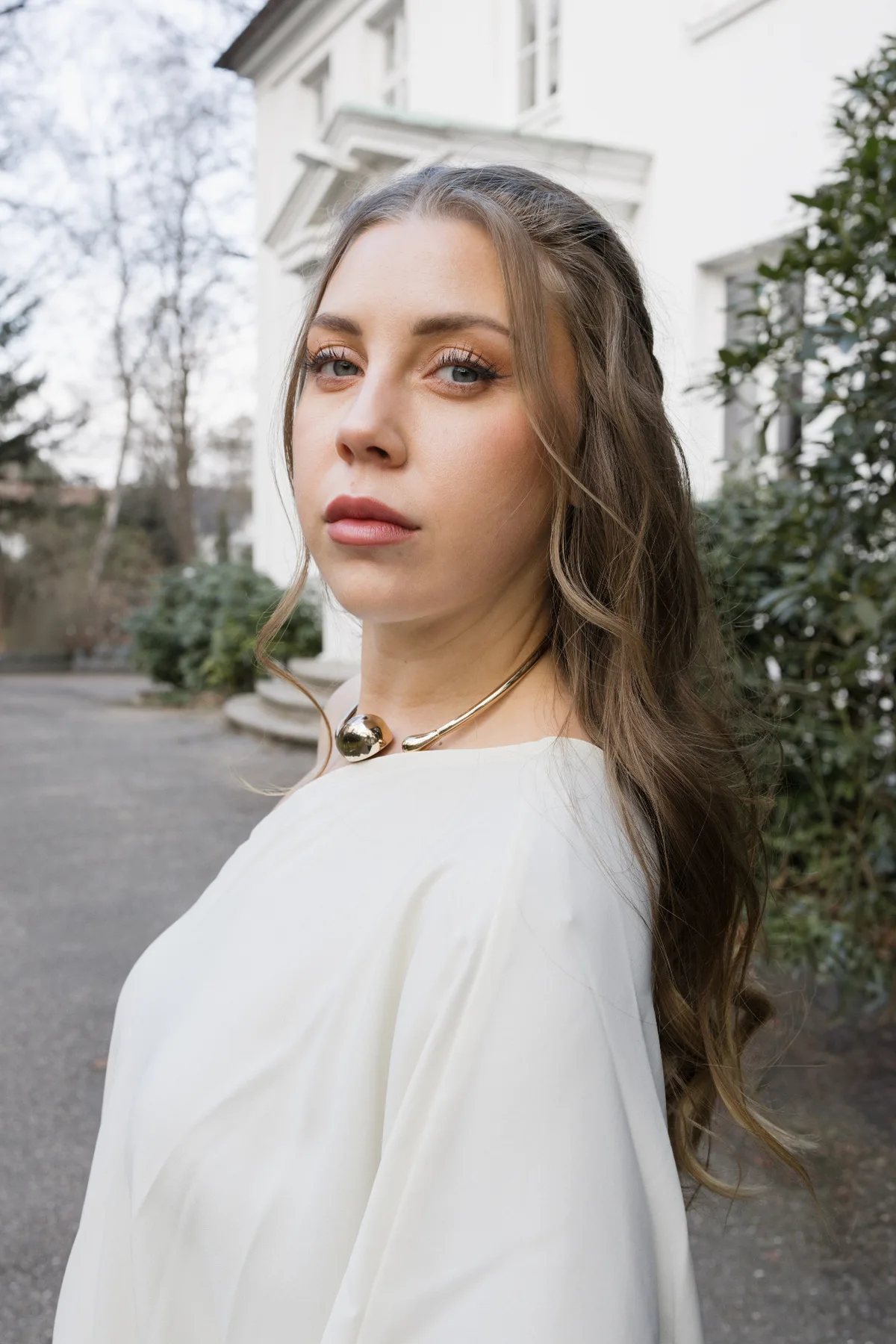 Outdoor-Portrait einer Braut mit präzisem, natürlichem Make-up