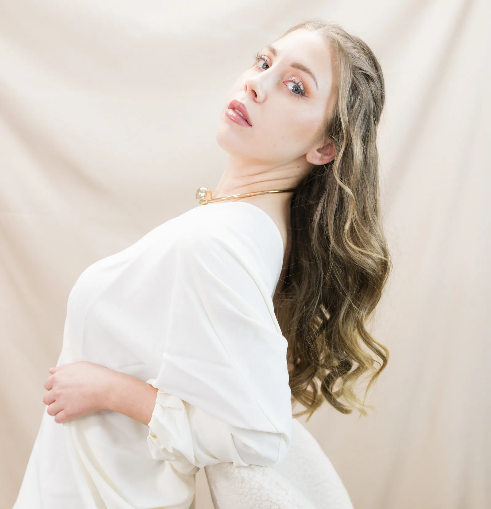 Helles Bridal-Portrait mit sanften Wellen und natürlichem Make-up