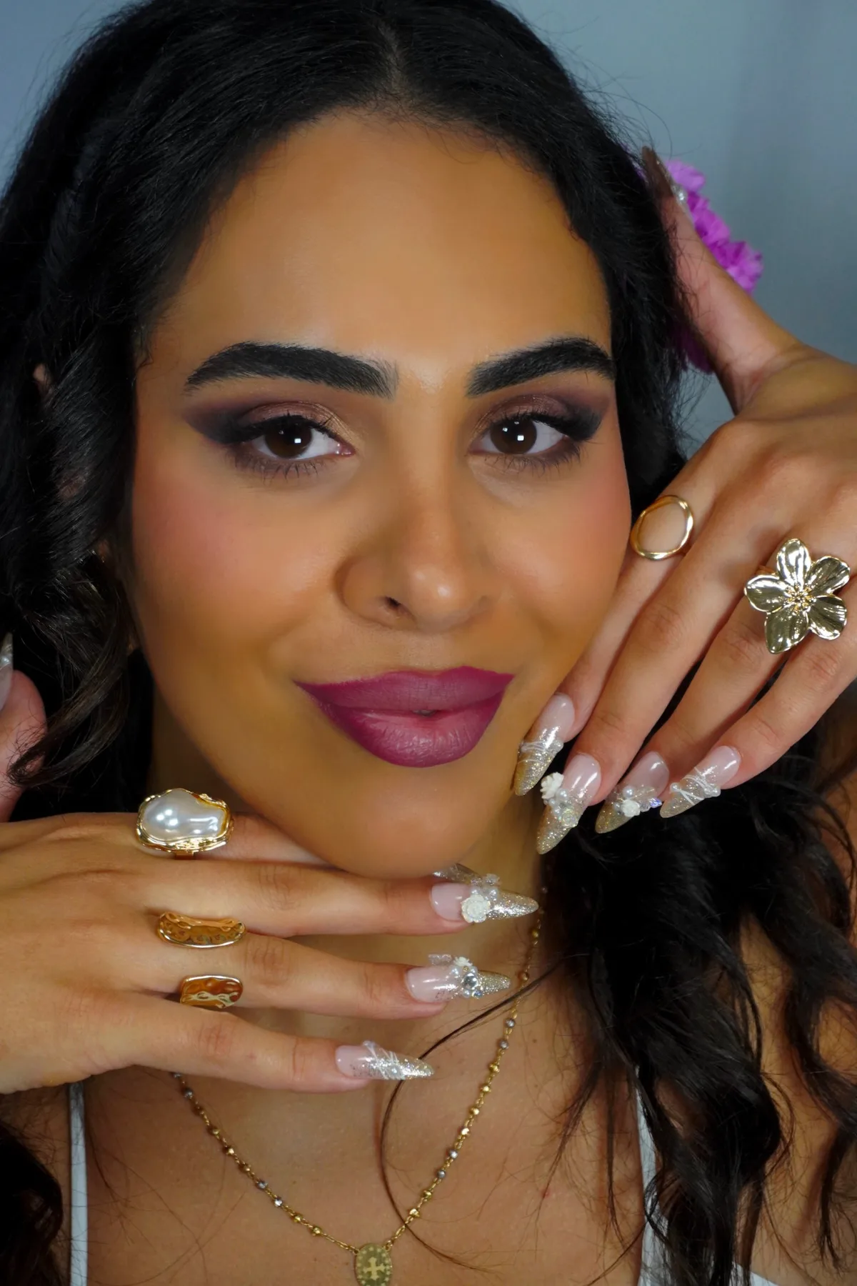Farbstarker Editorial-Look mit präzisem Augen-Make-up