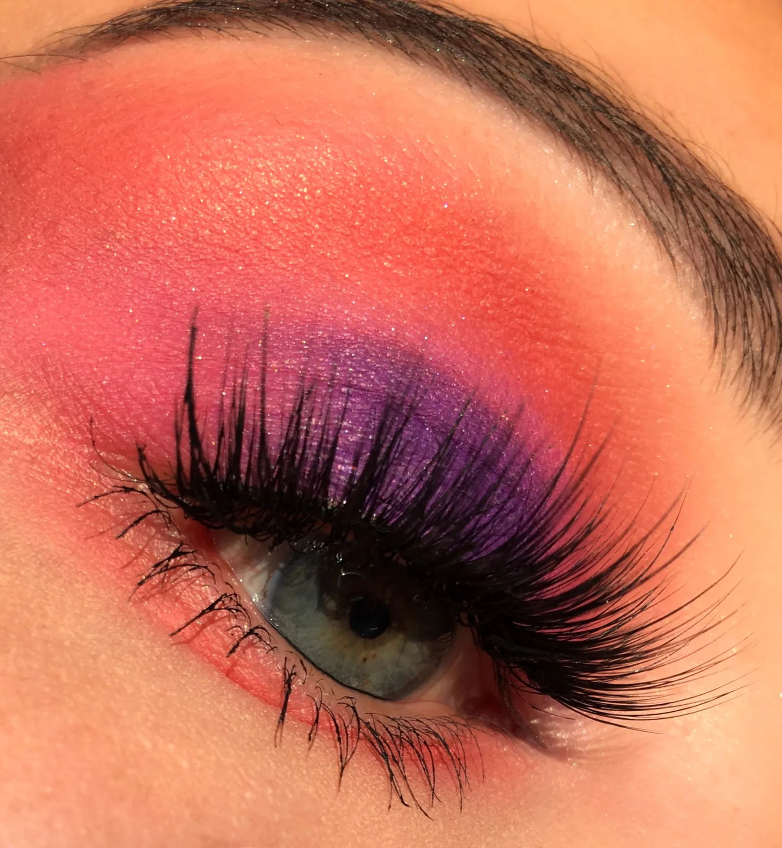Detailaufnahme eines pink-violetten Augen-Make-ups