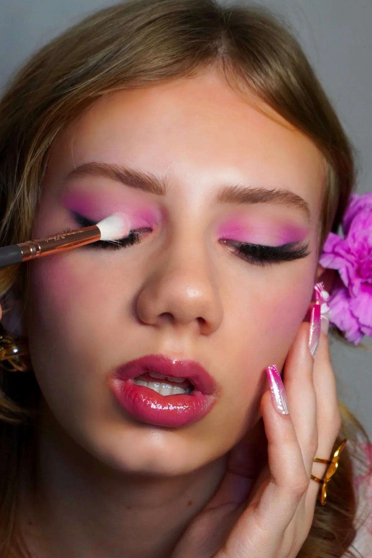 Editorial-Look mit rosafarbenen und lilafarbenen Akzenten