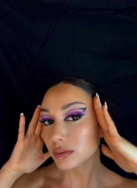 Editorial-Make-up mit grafischen violetten Akzenten