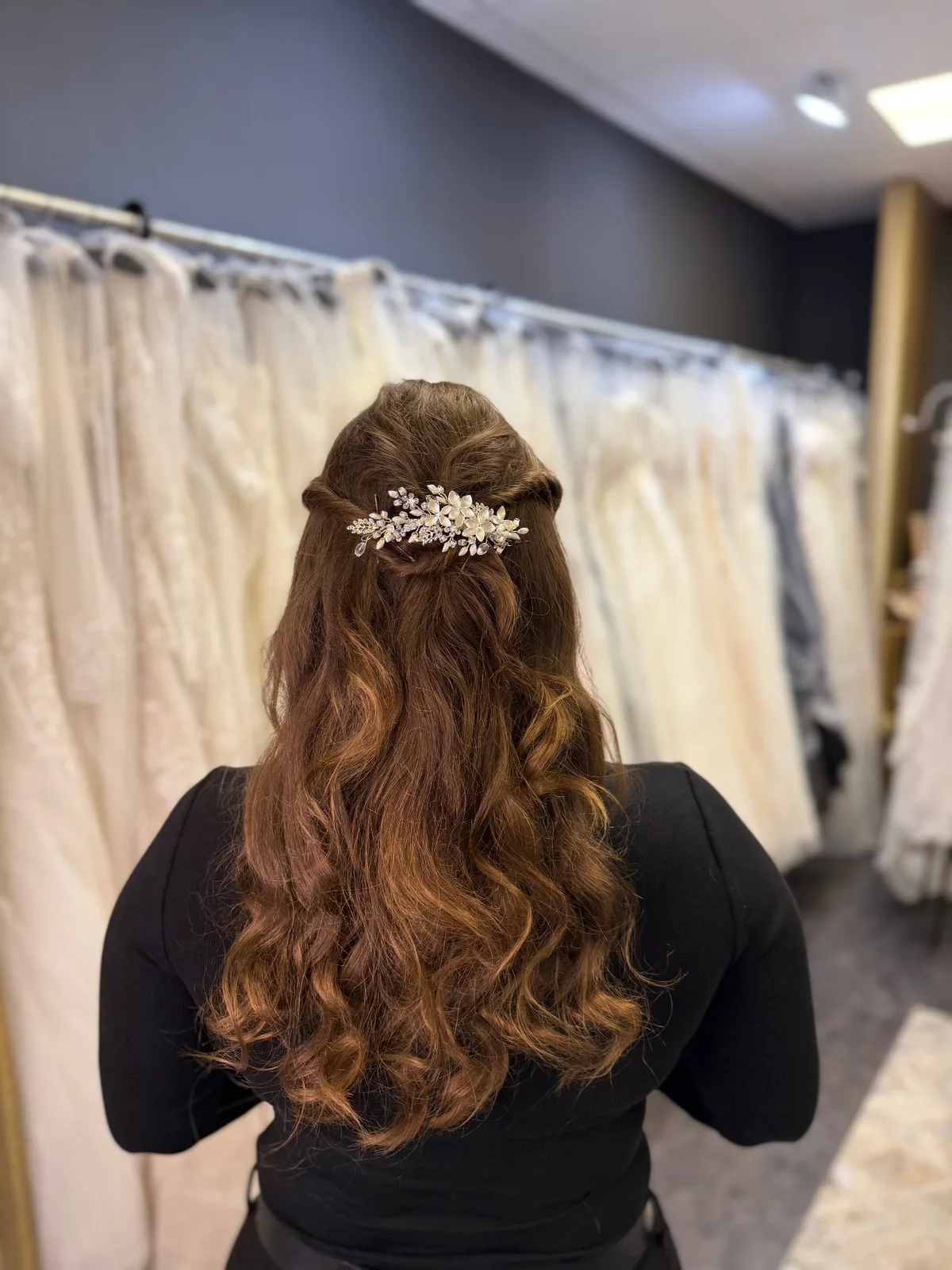 Detail eines festlichen Hairstylings mit Haarschmuck