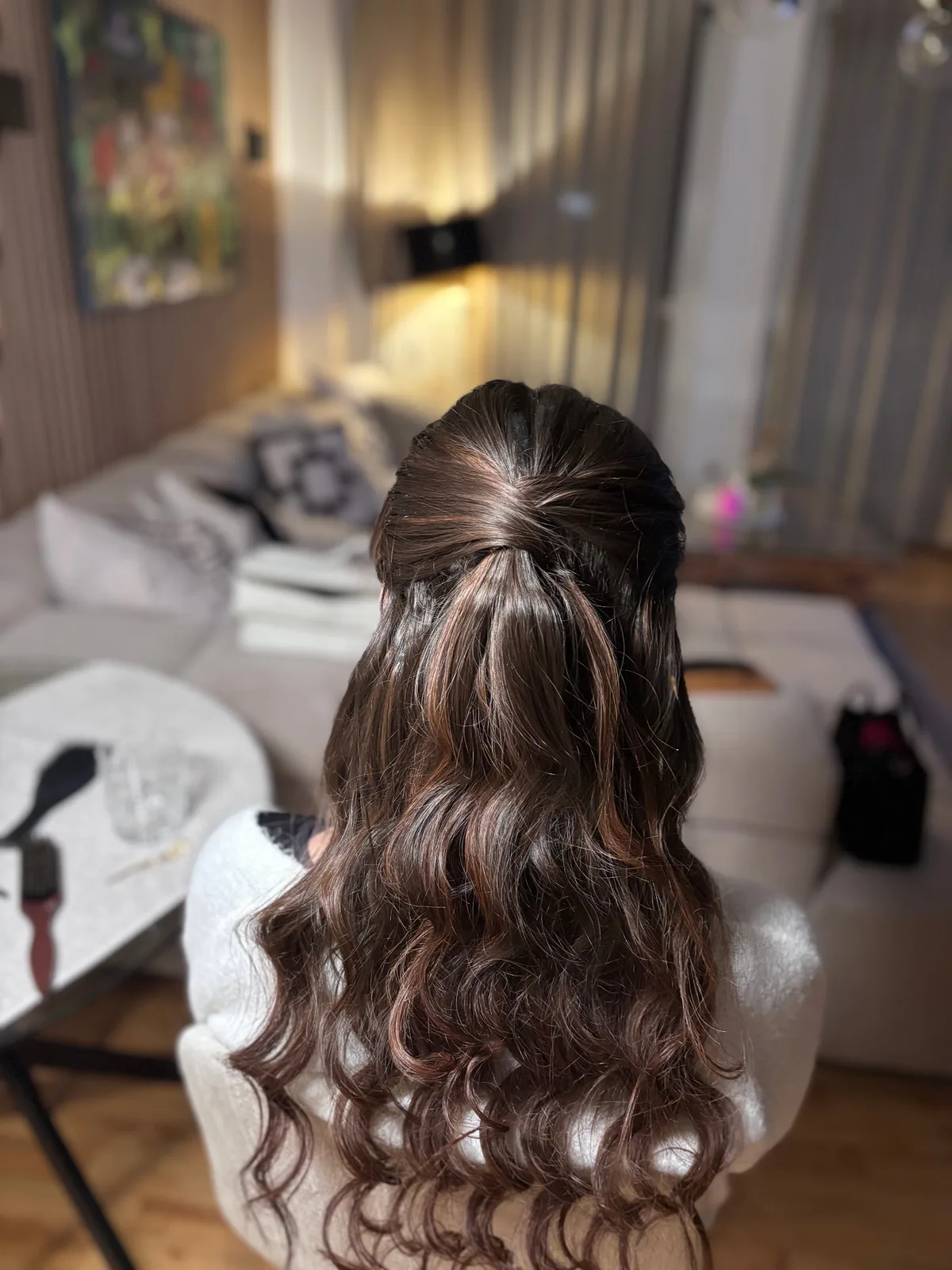 Half-up-Hairstyling mit glänzenden, definierten Wellen
