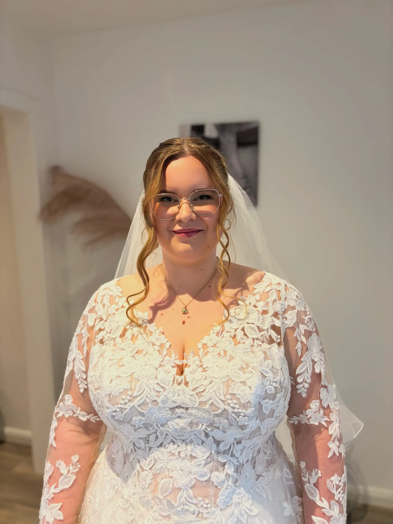 Braut mit Brille, natürlichem Make-up und weich gestyltem Haar