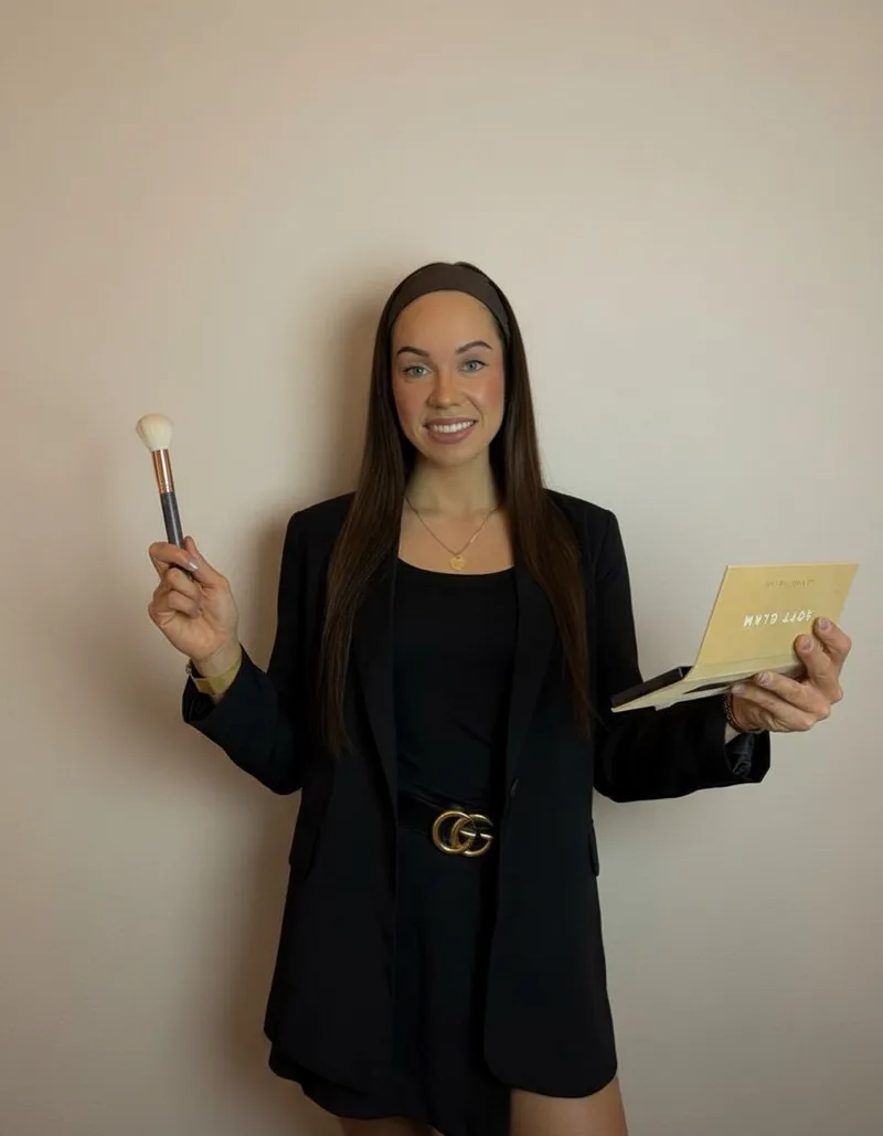 Raquel Krause mit Make-up-Pinsel und Palette