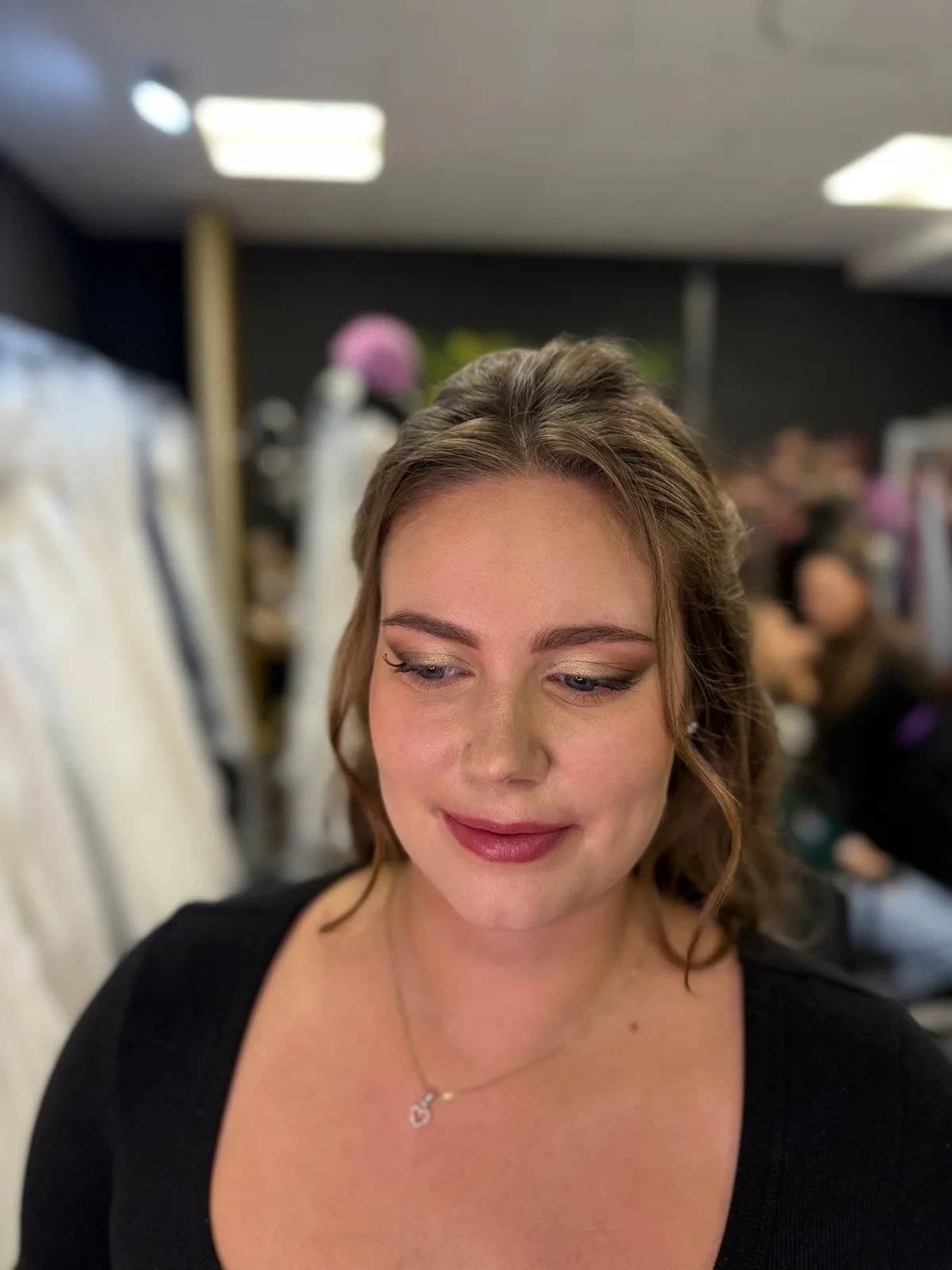 Dezenter Soft-Glam-Look in einer Backstage-Situation