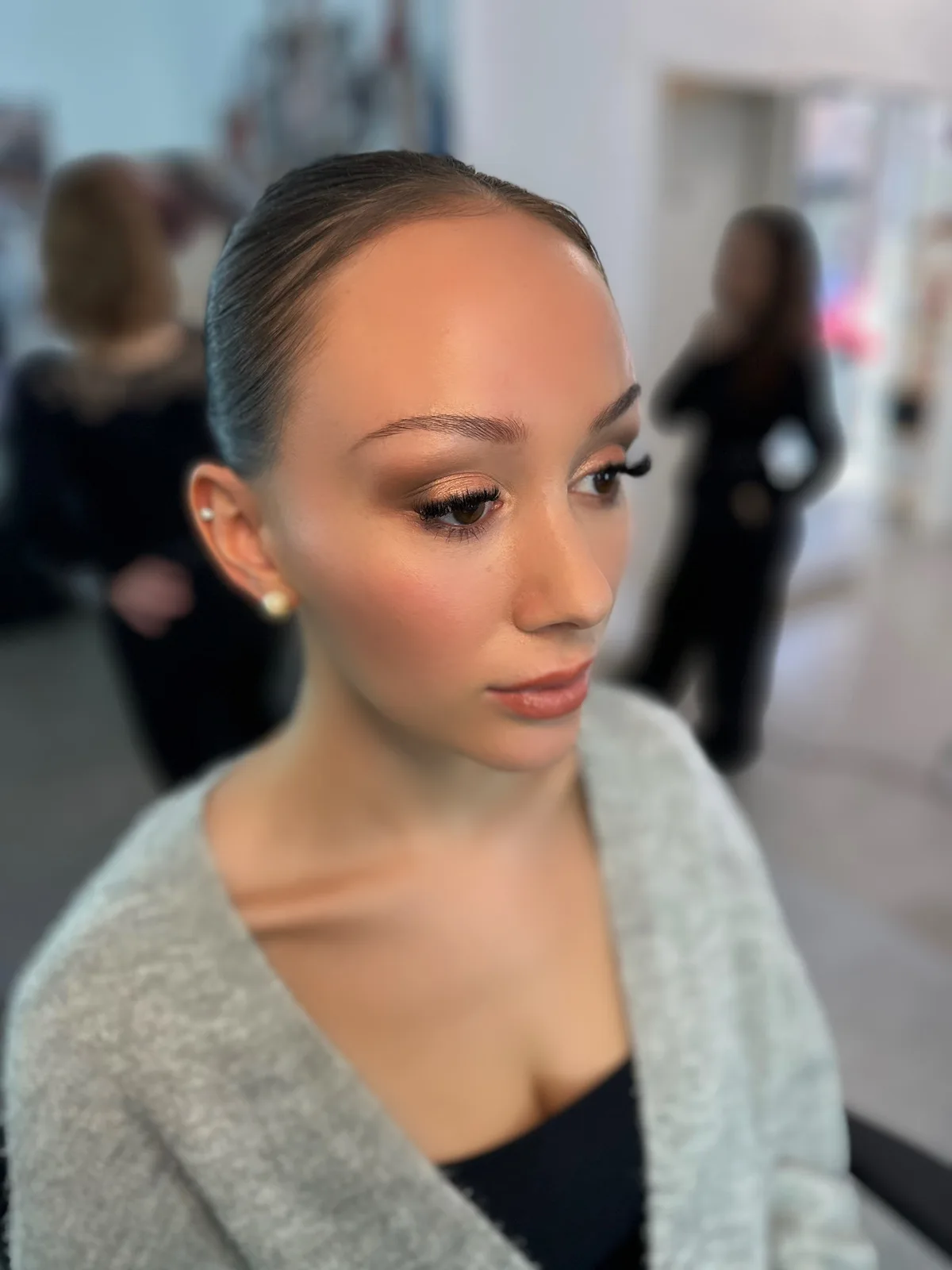 Soft-Glam-Look mit ebenmäßigem Teint und warmer Augenbetonung